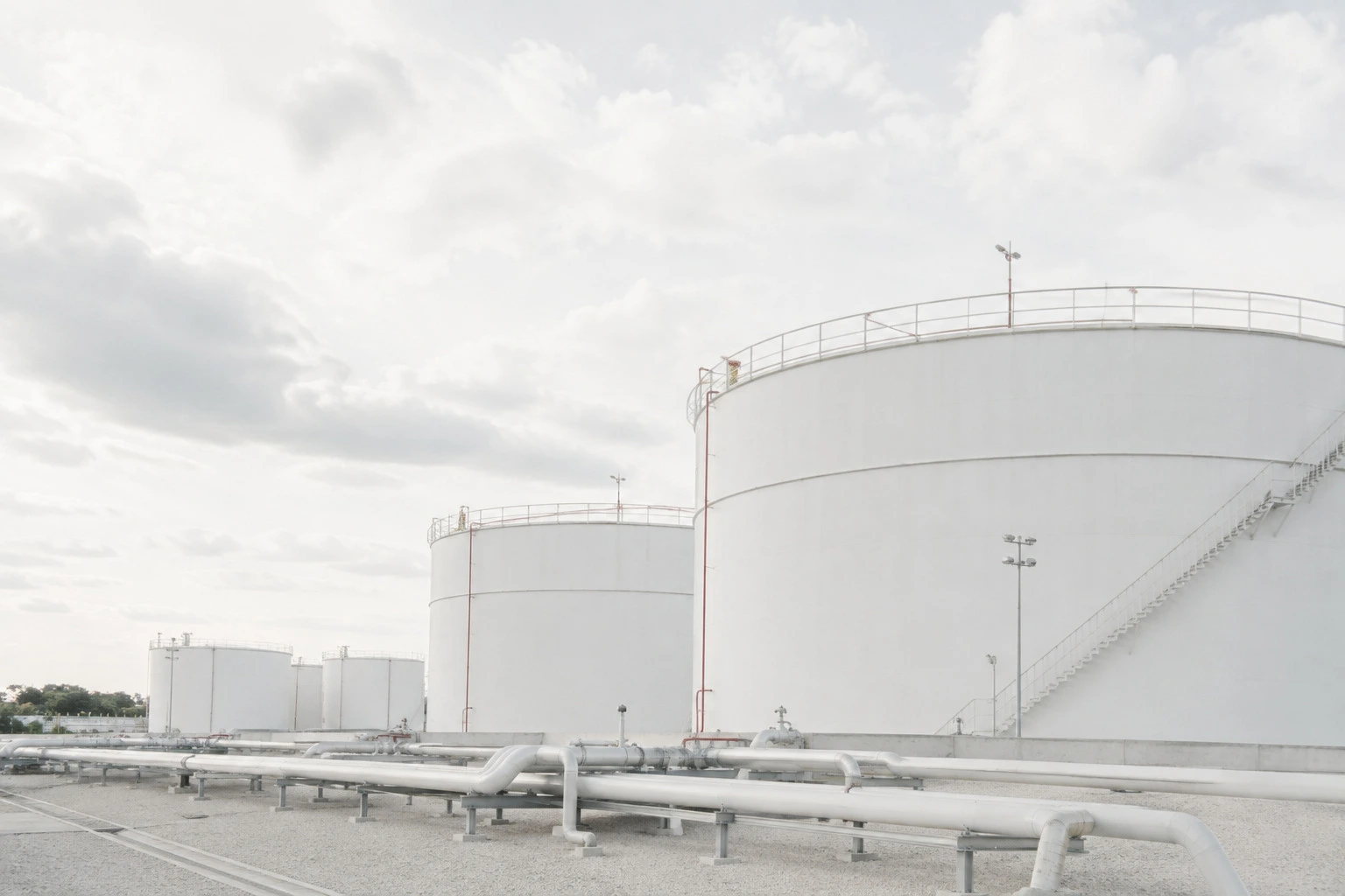 Unidade de produção de petróleo ao entardecer